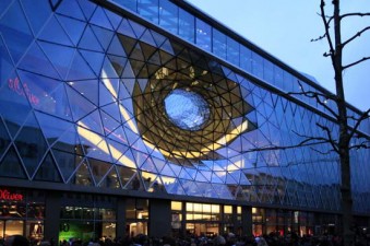 Tường kính - nét ấn tượng của kiến trúc Myzeil Shopping Mall
