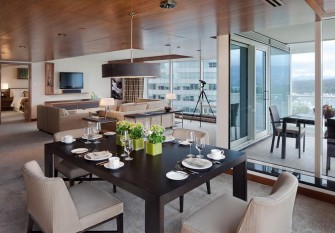 Mẫu cửa nhựa lõi thép đẹp cho thiết kế không gian phòng ăn mở